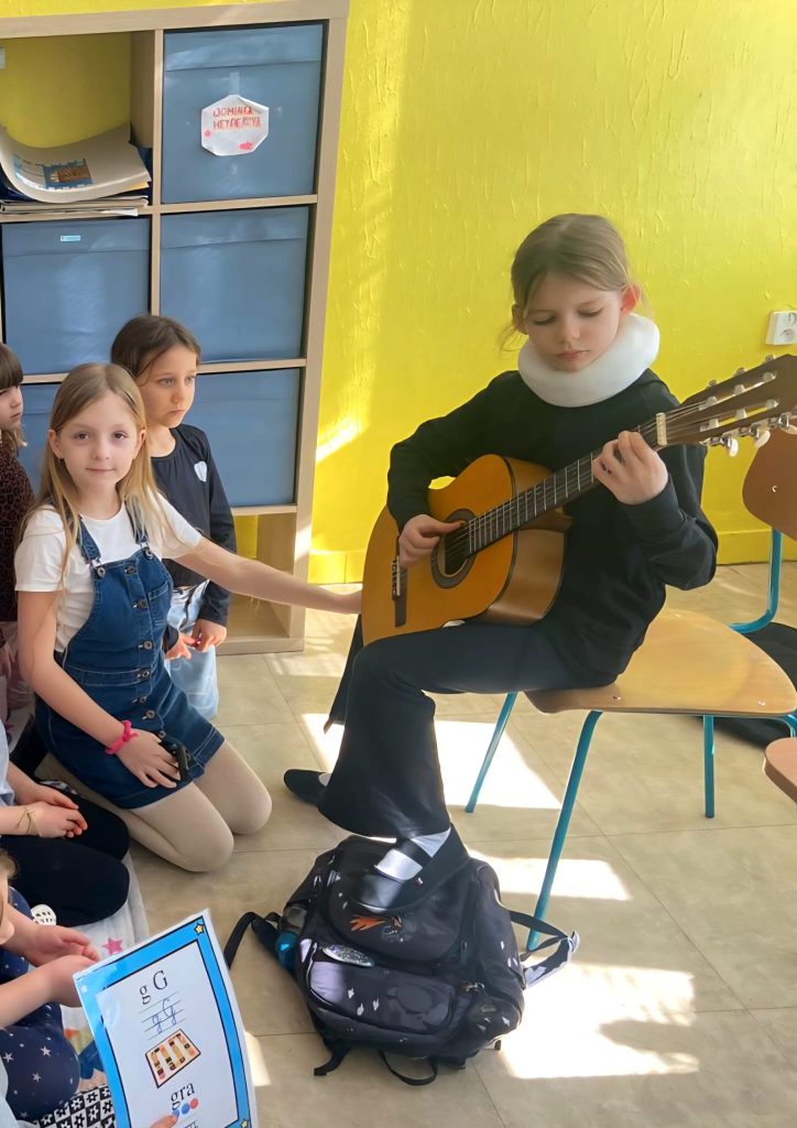 „G jak gitara” – muzyczna lekcja w klasie pierwszej